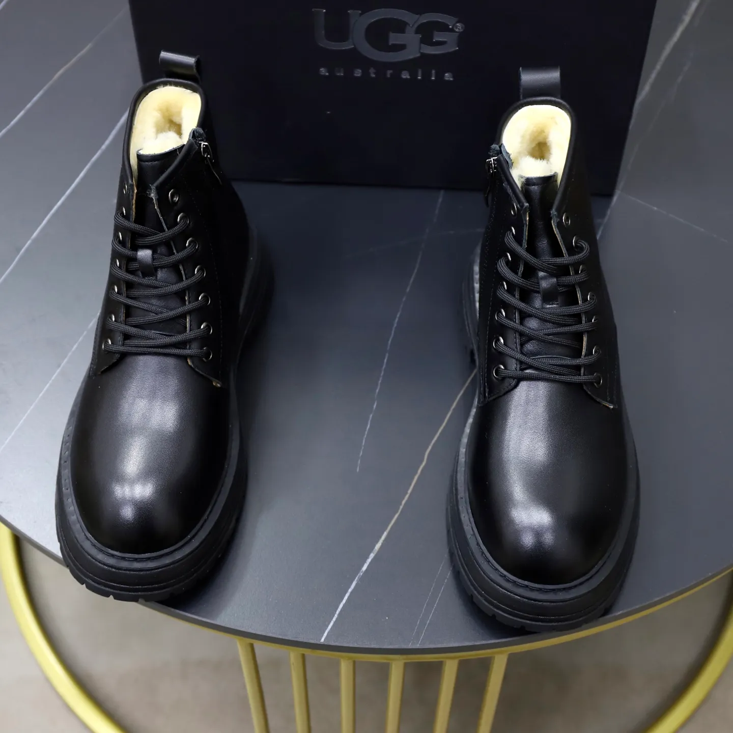 Ex-factory price: 680💰Thick wool imported from Australia Brand: UGG genuine purchasing agent Size: 38-44 (customized in 45) Grade: Official website 1:1 Material: First-layer genuine leather waterproof and antifreeze upper Real wool lining Original non-slip Soft wear-resistant outsole Style category: Men's casual shoes Trendy style Comfortable on the feet Color: Official website color synchronization
